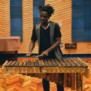 Músico interpretando una marimba de madera